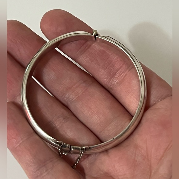 Vintage Sterling Silver Hinged Baby Bangle Stamped 925 - Picture 3 of 13